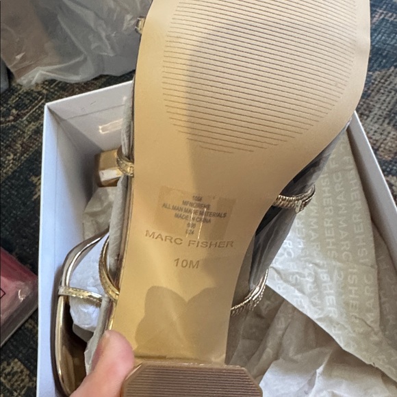 *NEW* MARC FISHER NORENE SANDAL GOLD SIZE 10 - Picture 6 of 8